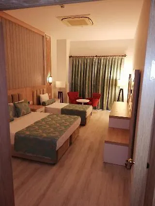 The Marilis Hill & Ultra 5* Okurcalar