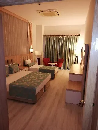 The Marilis Hill & Ultra 5* Okurcalar