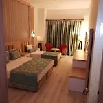 The Marilis Hill & Ultra 5* Okurcalar
